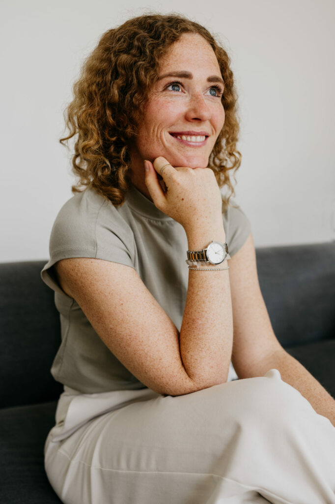 Marieke op bank